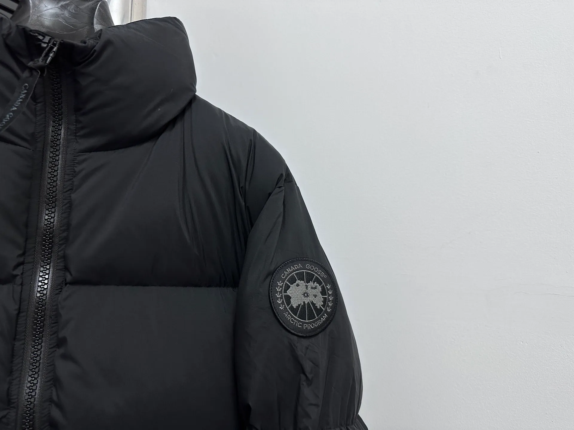 P840 【Canada gooes】Large Goose Sleeve Stand Collar Down Jacket Lawrence down jacket provides basic protection for daily adventures. Delicately soft fabric, this is a water-repellent fabric that is soft to the touch yet durable. Filled with extremely fluffy white duck down. This piece has a quilted body and structured down. Padded collar and reflective double-stripe grip tape. Extended hem and tucked-in inner rib-knit cuffs. Size: XS-2XL